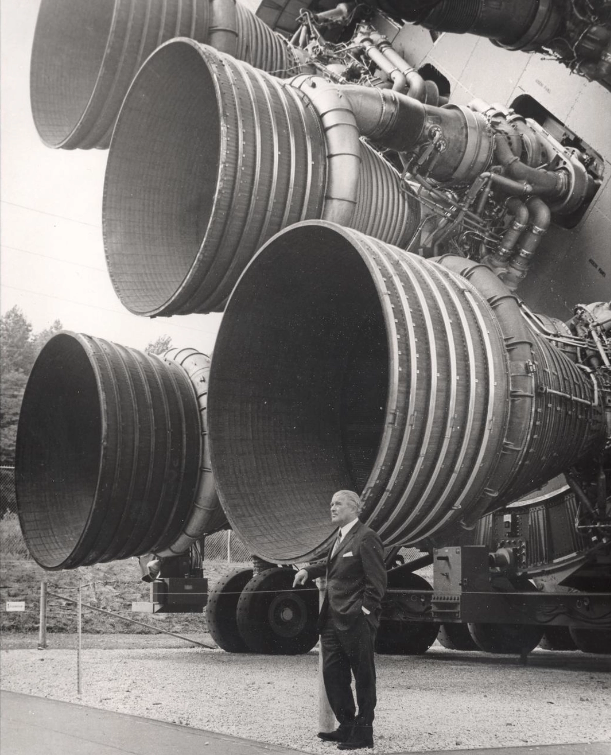 サターンVのF-1エンジンの前に立つフォン・ブラウン、NASA Marshall、1969年