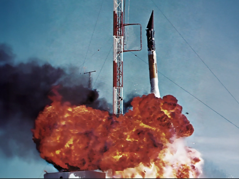 Vanguard TV3ロケットの爆発シーン、1957年12月6日、ケープ・カナベラル
