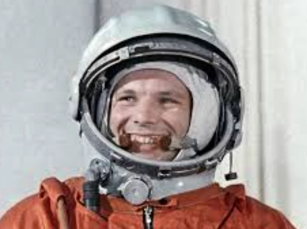 宇宙服を着て微笑むユーリ・ガガーリン、1961年