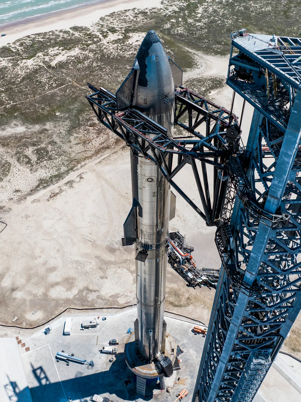 Starship + Super Heavy just before launch, Boca Chica, Texas