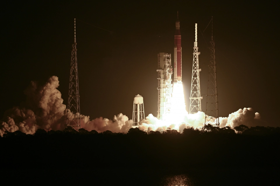 Artemis mission SLS launch, or a Starship HLS simulation